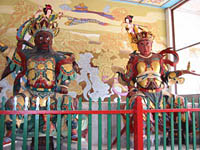 Guardian figures at Qiongzhu Si